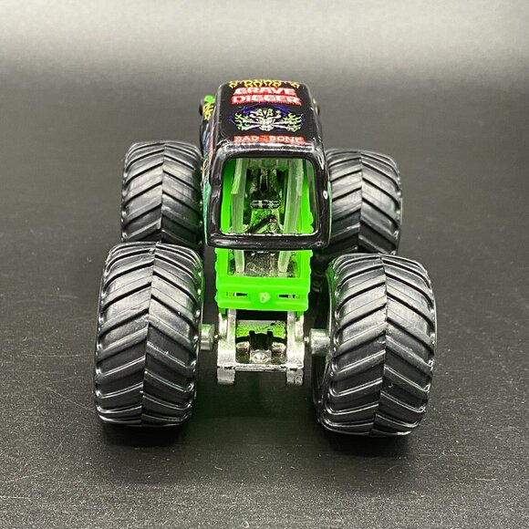 Hot Wheels Monster Jam Grave Digger 1:64 Diecast Monster Truck Black Green - Picture 4 of 13